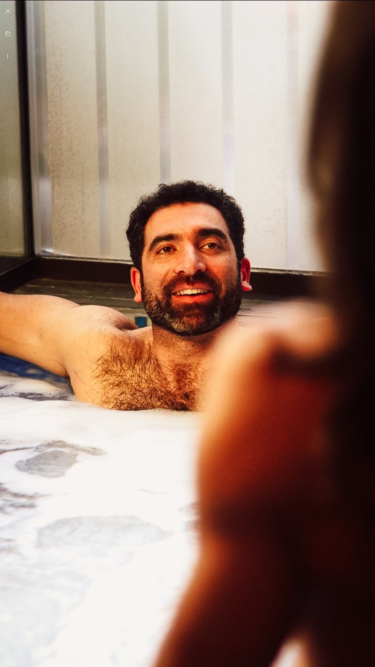 Hombre sonriendo en el jacuzzi del spa de Ladera